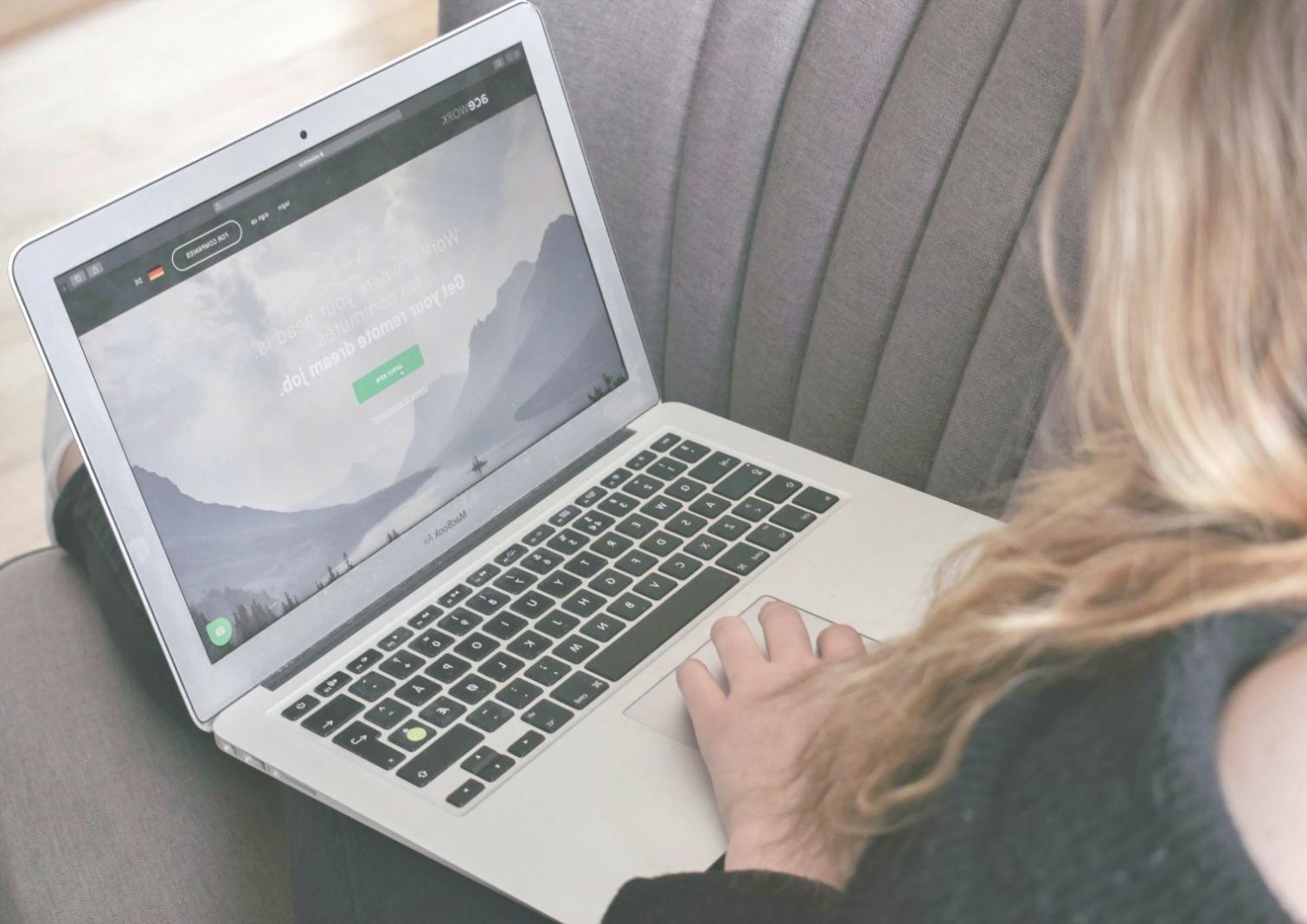 Studenten arbeiten gemeinsam an Finanzprojekten